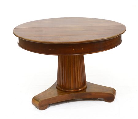 Tavolo con piano tondo, gamba centrale tornita e scanalata, poggiante su base t