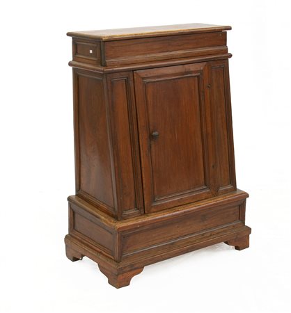 Antico inginocchiatoio in noce ad un'anta riquadrata (cm 70x96x37) (difetti e r