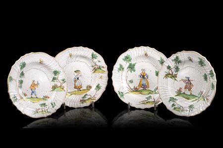 Manifattura napoletana. Gruppo di quattro piatti in terraglia decorati nel cave