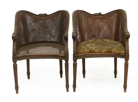 Coppia di poltrone di forma mossa con schienale e seduta incannucciati e intagl