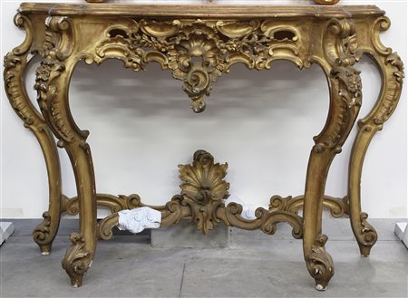 Consolle di forma sagomata in legno intagliato, traforato e dorato a fiori, vol