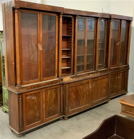 Libreria lastronata con parte superiore ad otto ante a vetri e parte inferiore