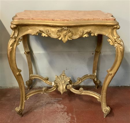 Tavolo da salotto in legno intagliato e dorato a volute e fiori. Gambe mosse ri