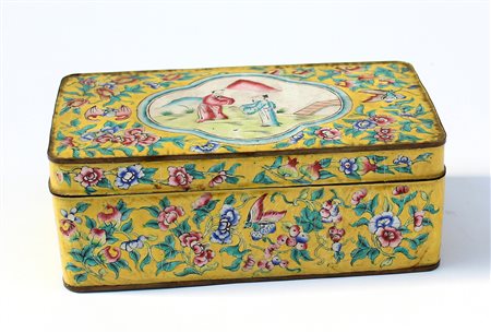 Scatola in metallo smaltato decorato con figure e motivi floreali su fondo gial