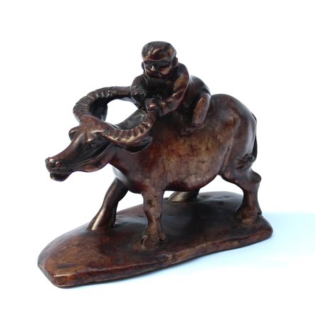 Scultura in pietra dura raffigurante fanciullo su bufalo. Cina, sec. XX (h cm 9