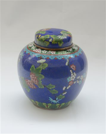 Potiche con coperchio in metallo cloisonné a decoro floreale su fondo blu. Cina