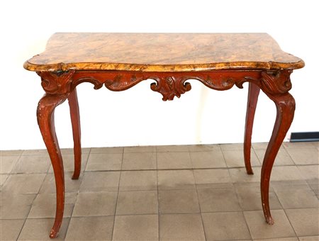 Antica consolle in legno laccato rosso con piano decorato a finto marmo. Gambe