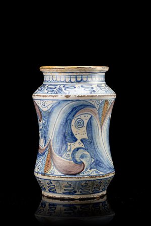 Albarello in maiolica decorato nei toni del blu a motivi fogliati (h. cm 23,9)