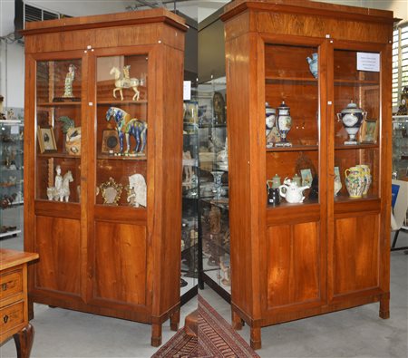 Coppia di vetrine in noce a due ante a vetri, fascia superiore ed inferiore las