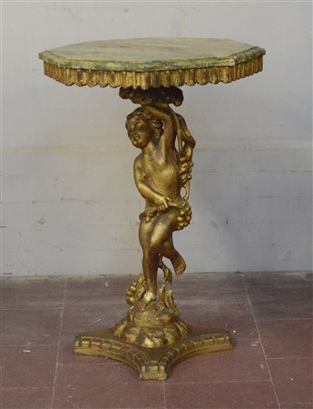 Tavolo da salotto in legno laccato e dorato. Piano di forma ottagonale con grem