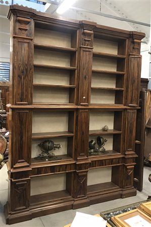 Mobile libreria con montanti radicati, ripiani a giorno e nove piccole ante sui