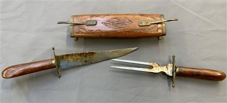 Lotto composto da coltello e forchettone per arrosti in custodio di legno intag