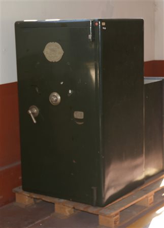 Cassaforte con combinazione prodotta dalla Lips-Vago di Milano, verniciata in s