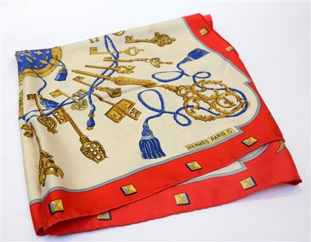 Foulard con disegno a motivo di chiavi, su fondo avorio, bordo rosso (gravi dif