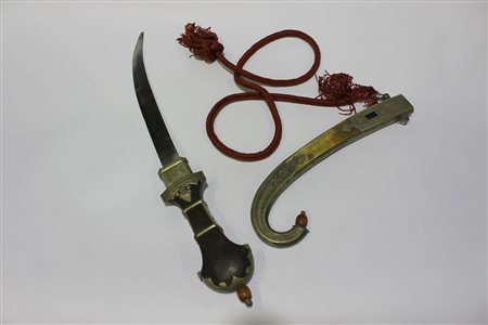 Kumja con fodero con parti in osso e parti in metallo finemente incisi a motivi