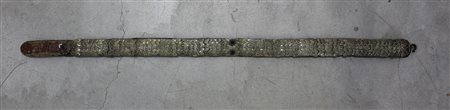 Cintura in cuoio completamente ricoperta di scaglie di metallo bianco sbalzate