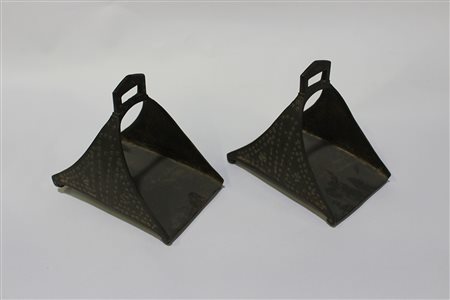 Coppia di staffe moresche in ferro forgiato arricchite da chiodature.
Mondo ara