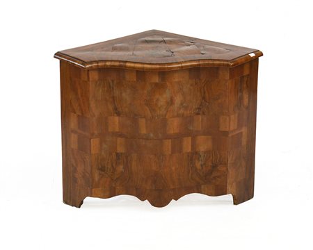 Legnaia ad angolo lastronata in noce. Secolo XVIII (cm 73x55x50) (difetti)