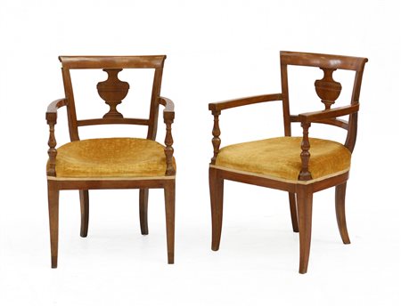 Coppia di poltrone in noce con schienale a giorno decorato a finto vaso, montan