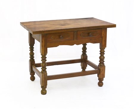 Tavolino di forma rettangolare a due cassetti con gambe e piedini torniti uniti