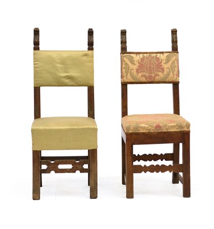 Due seggiole in noce con montanti intagliati a volute, secolo XVII (difetti e r