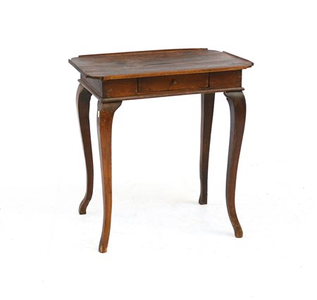 Antico tavolino ad un cassetto con piano sagomato, gambe mosse (cm 65x68x37) (d