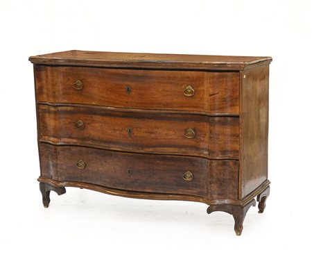 Cassettone con fronte mosso a tre cassetti e piedi sagomati. Secolo XVIII (cm 1