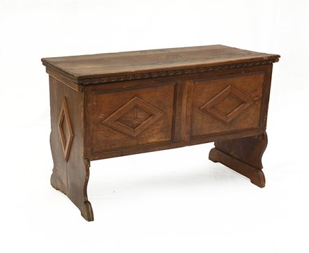 Madia con piano apribile e fronte decorato a motivi geometrici, gambe sagomate