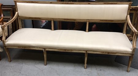 Divano a tre posti in legno laccato con profili e fregi dorati. Schienale dritt