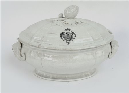 Società Ceramica Richard, secolo XX. Zuppiera biansata in ceramica decorata a s