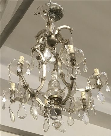 Lampadario a sette luci in metallo rivestito in vetro e decorato a pendagli (h.