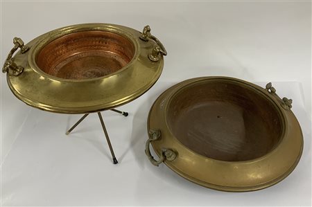 Lotto di due fioriere biansate in rame dorato, una con trespolo (d max cm 48) (