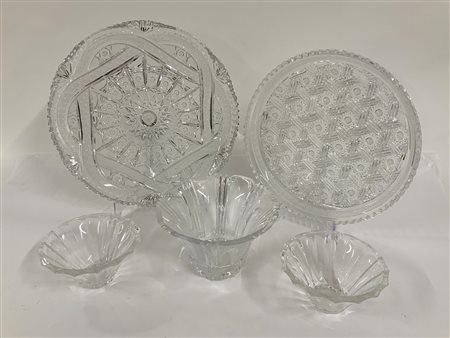 Lotto composto da due vassoi in cristallo molato e tre coppe costolate di fattu