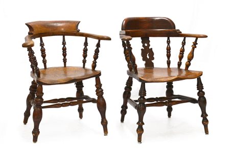Due sedie con schienale e braccioli mossi, montanti torniti e gambe riunite da