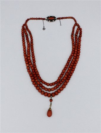 Collana in corallo rosso con pendente - A red coral necklace with pendant