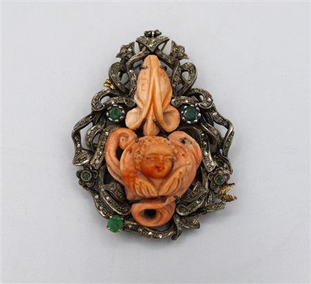 Spilla in oro 14kt , corallo , smeraldi e argento - A 14kt gold ,coral , emeralds and silver brooch