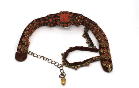 Rara cintura in bronzo dorato con applicazioni in corallo - A rare bronze belt with coral plaques.