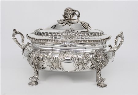 Zuppiera in argento. -  A silver soup tureen