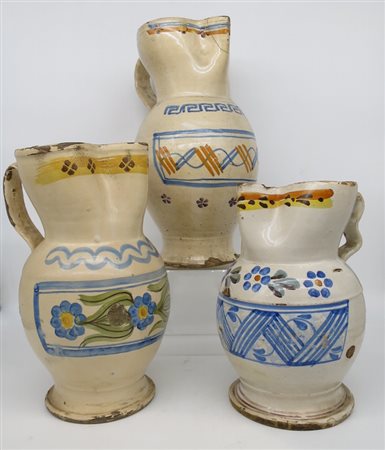 Tre brocche in maiolica smaltata - Three enameled majolica jugs