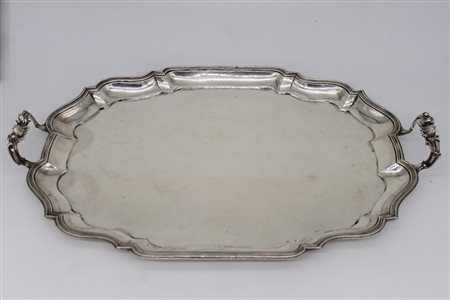 Vassoio in argento con manici - A silver tray with handles.