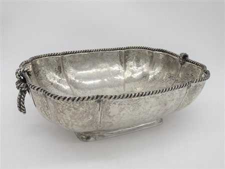 Centro tavola in argento - A silver center piece