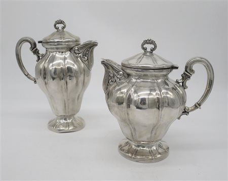 Una teiera ed una  caffettiera in argento - A silver teapot and a silver coffeepot