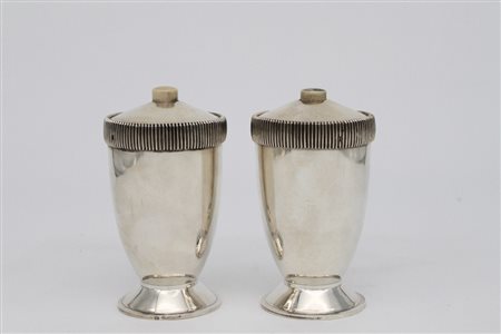 Coppia di spargi zucchero in argento - A pair of silver casters with ivory mounts.