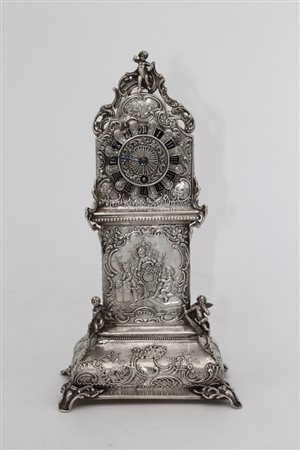 Modello di orologio a torre in argento - A silver model of a grandfather clock.