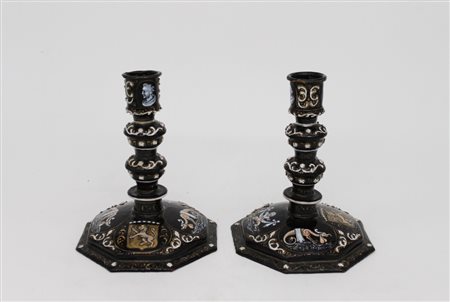 Coppia di candelieri in porcellana smaltata - A pair of porcelain candlesticks