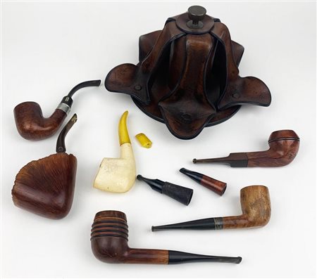LOTTO DI SEI PIPE E TRE BOCCHINI di diverse marche e materiali con portapipe...
