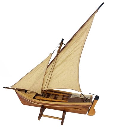 MODELLINO DI IMBARCAZIONE in legno e stoffa cm 38x36x10 eseguito negli anni '70