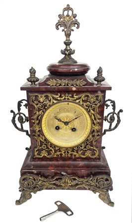 OROLOGIO A PENDOLO in marmo rosso con fregi in bronzo dorato Francia, epoca...