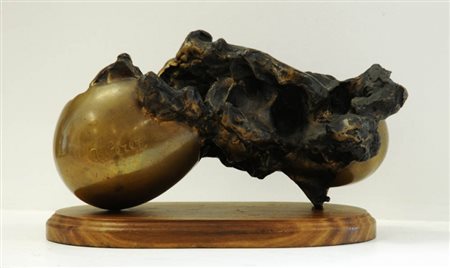 AUGUSTO PEREZ 1929 - 2000 " L'uovo " Scultura in bronzo, cm. 16 x 29 x 13...