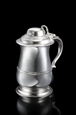 Tankard in argento a corpo liscio e coperchio bombato, monogramma "PE" entro vo